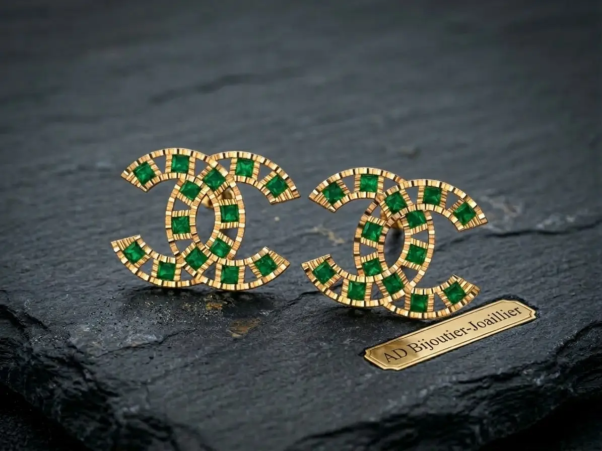 Boucles d'oreilles personnalisée sigle C or et pierres vertes