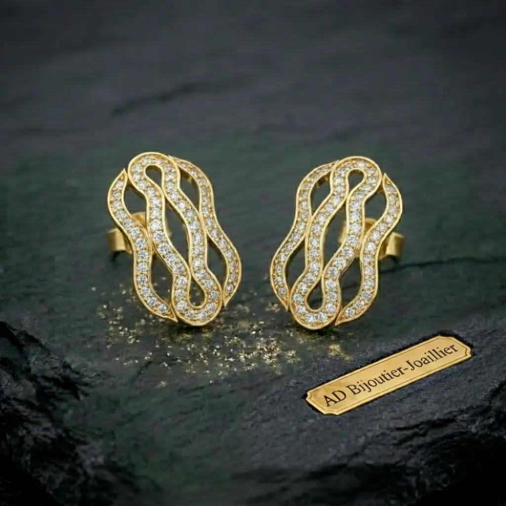 Boucles d'oreilles vagues en or jaune ciselé